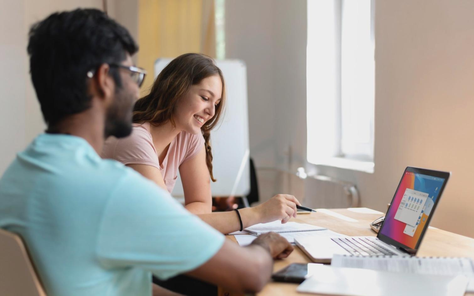 Profesional analizando estados financieros en oficina moderna