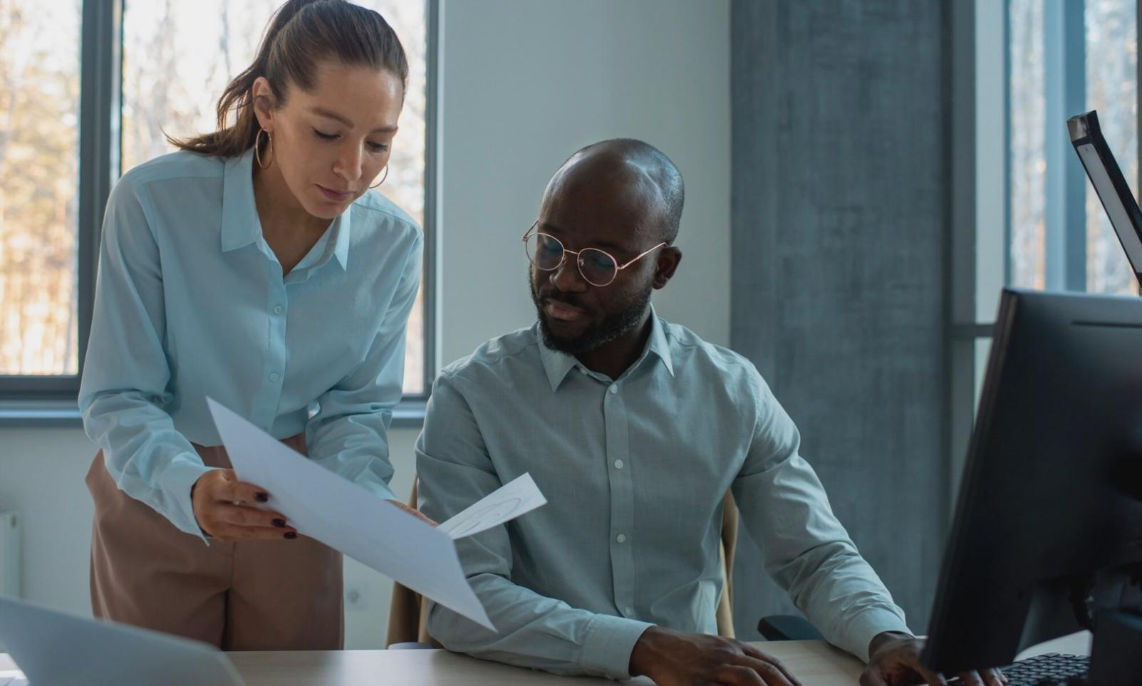 Ambiente de trabajo en harnexovia mostrando el análisis de datos financieros