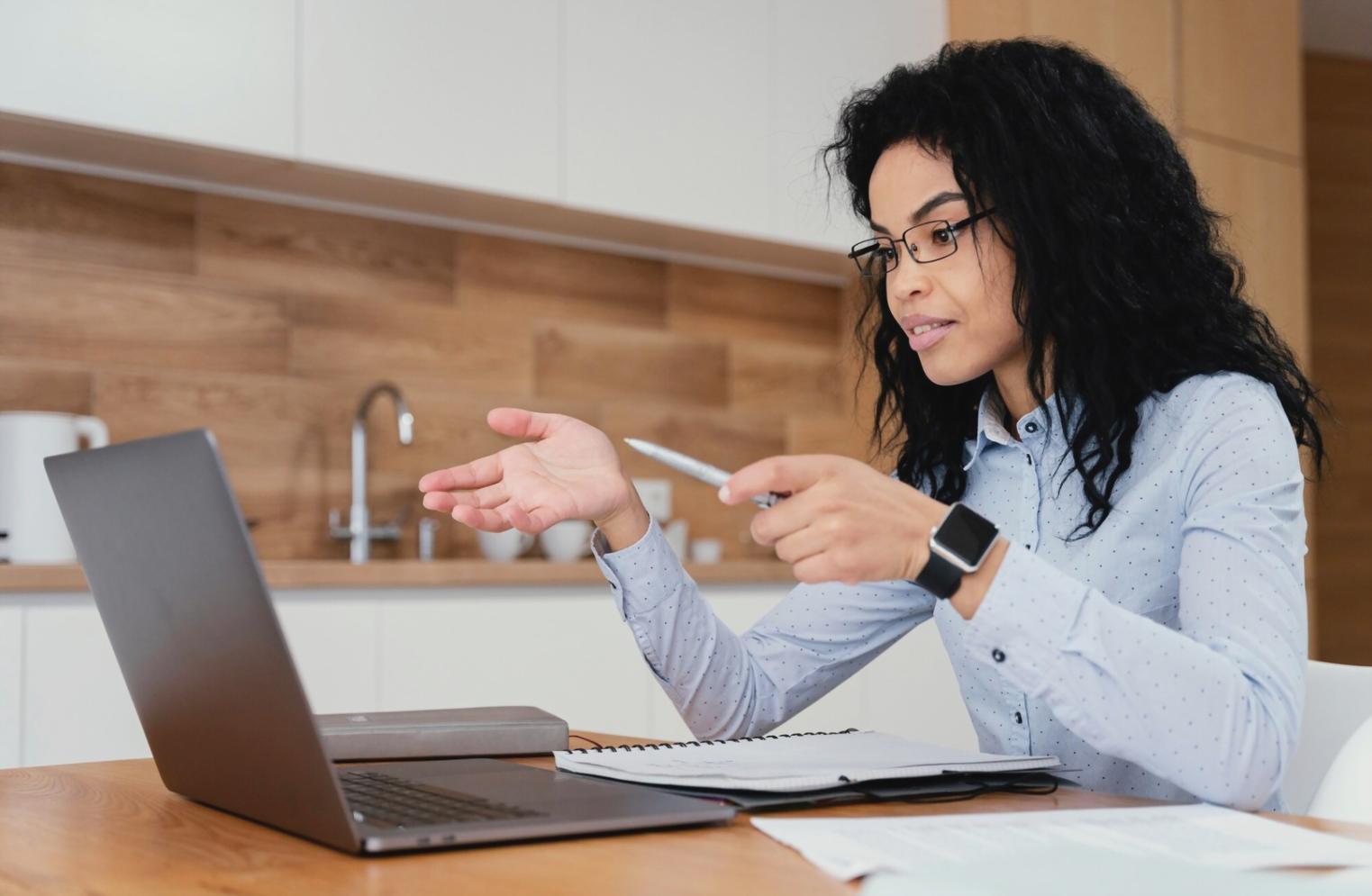 Estudiantes analizando gráficos financieros en sesión práctica