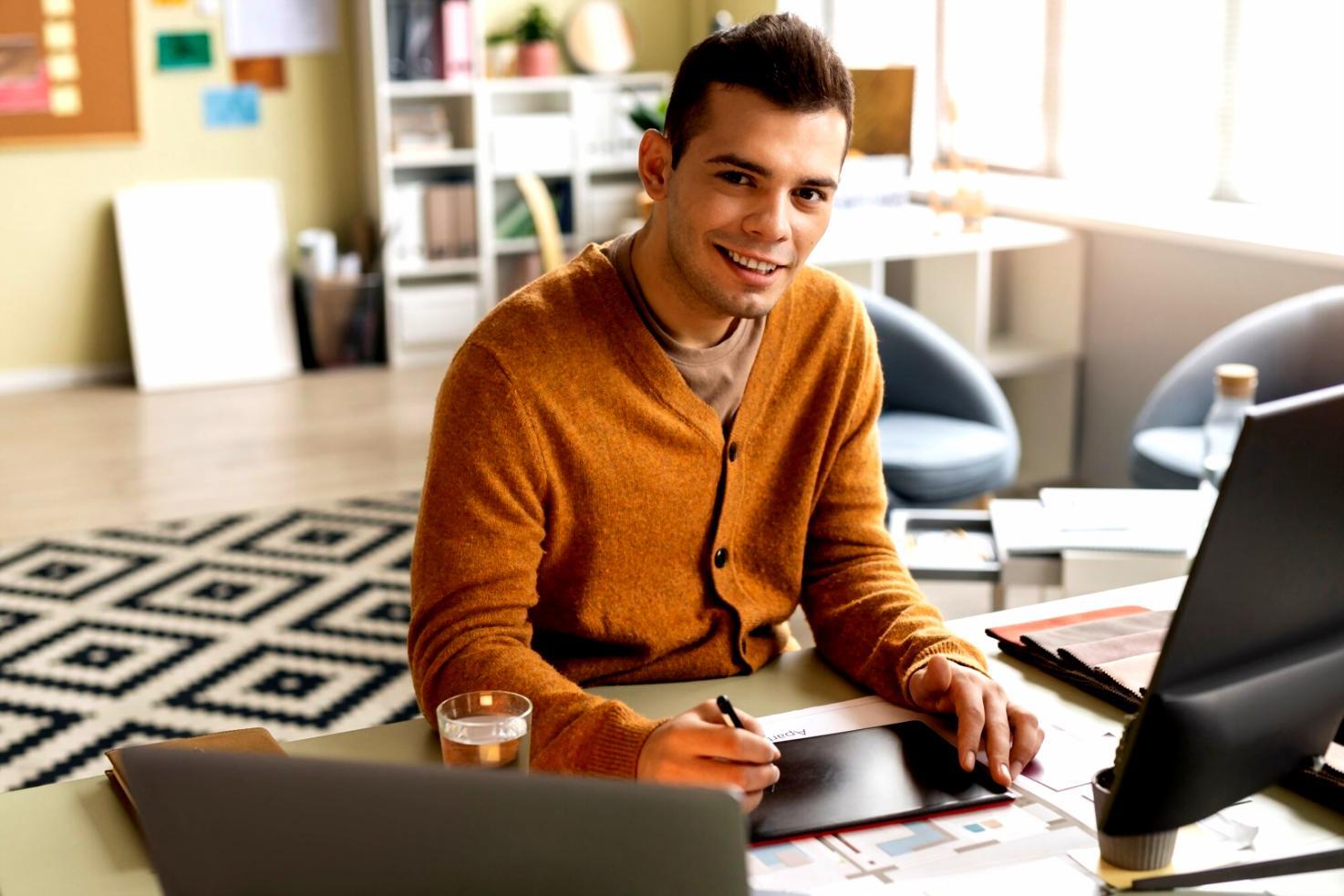 Estudiantes analizando informes financieros durante una sesión práctica